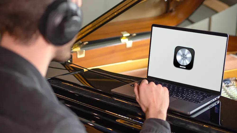 C. Bechstein Piano Connect System - Notation / Writing Down Music - Person at Bechstein piano with headphones and laptop with sheet music on screen
